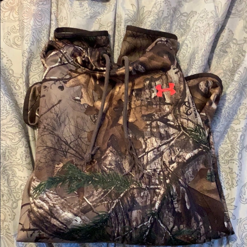 Underarmour Camo/Pink Sweatshirt.